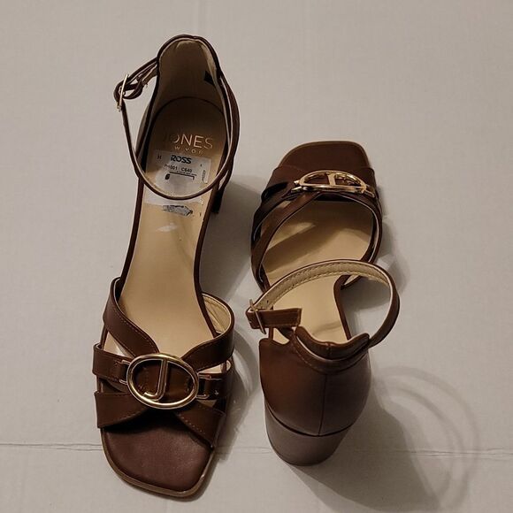 BRAND NEW JONE NEW YORK BLOCK HEEL ADJUSTABLE ANKLE BUCKET STRAP SANDAL G1 - Picture 4 of 16